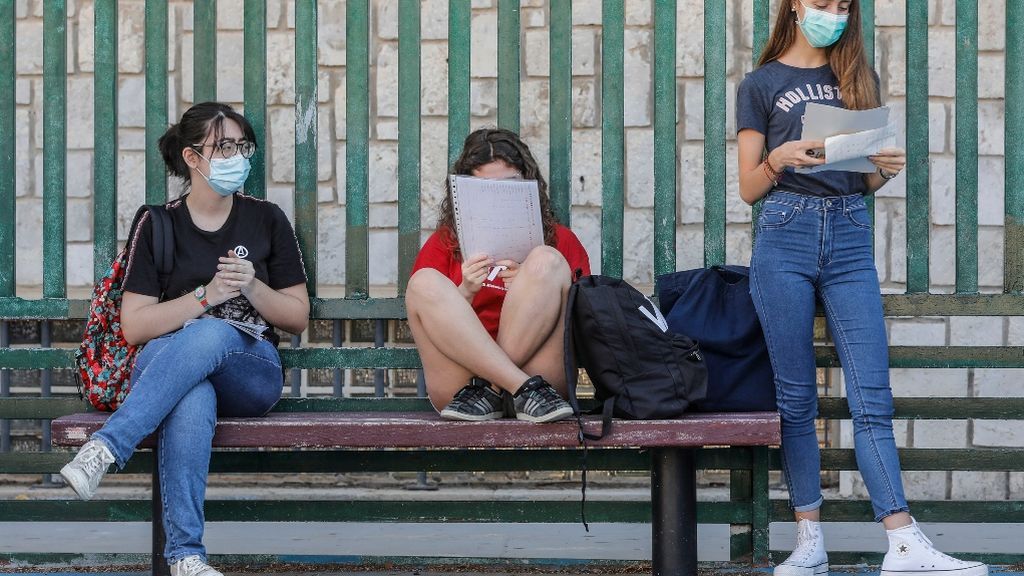 Varias jóvenes manteniendo las distancias de seguridad antes de entra a clase