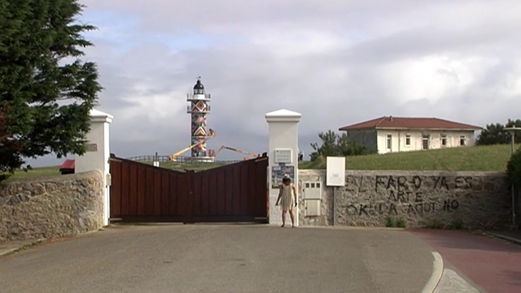 Okuda decora el faro de Ajo
