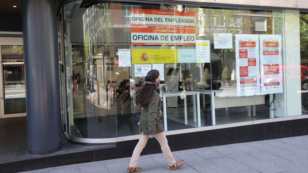 Una mujer pasa frente a una oficina de Empleo en la capital. Una mujer pasa frente a una oficina de Empleo en la capital.