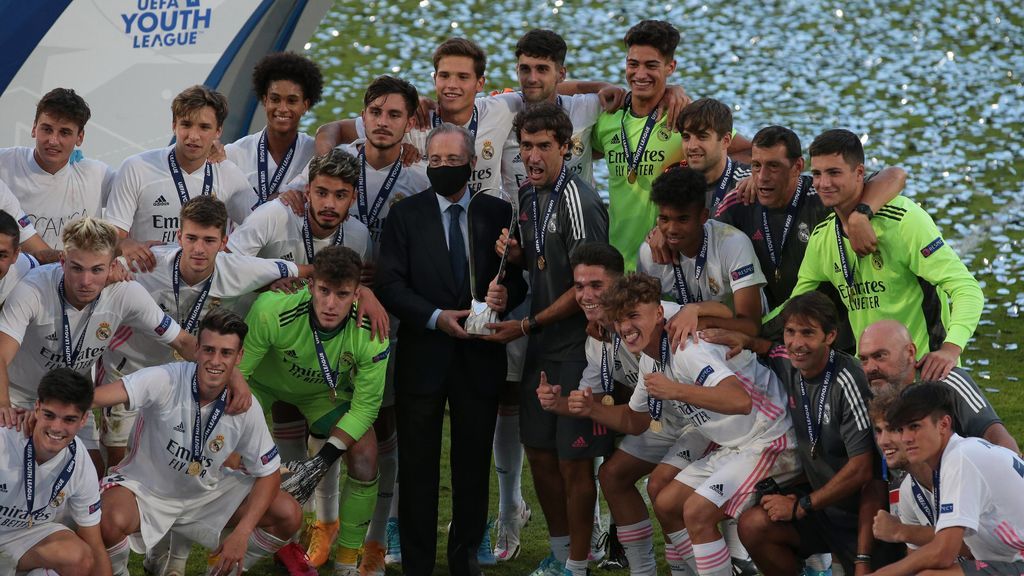 Los jugadores del Madrid celebran la Youth League.