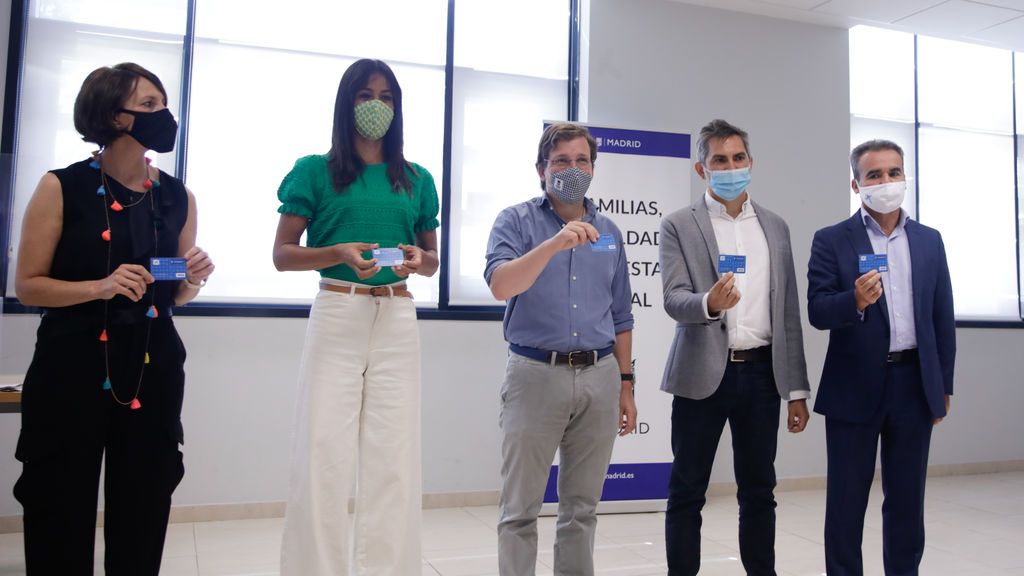 El ayuntamiento de Madrid destina 27 millones de euros a cheques mensuales de hasta 630 euros para familias desfavorecidas El ayuntamiento de Madrid destina 27 millones de euros a cheques mensuales de hasta 630 euros para familias desfavorecidas