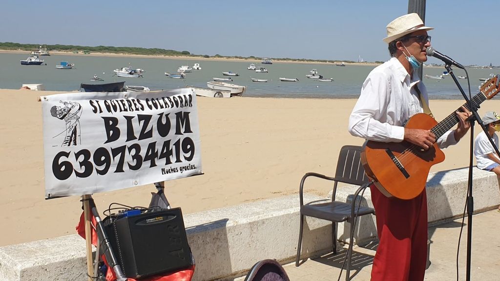 Adiós al 'no llevo suelto': Un músico callejero tira de Bizum ante la caída del efectivo Adiós al 'no llevo suelto': Un músico callejero tira de Bizum ante la caída del efectivo