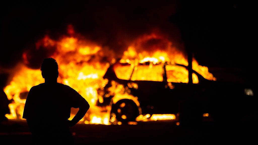 Una nueva noche de disturbios raciales deja un muerto en Wisconsin y varios heridos Una nueva noche de disturbios raciales deja un muerto en Wisconsin y varios heridos