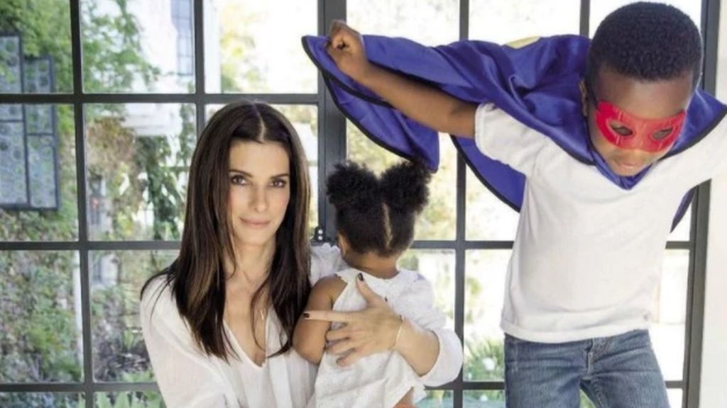Lecciones de Sandra Bullock sobre la maternidad.