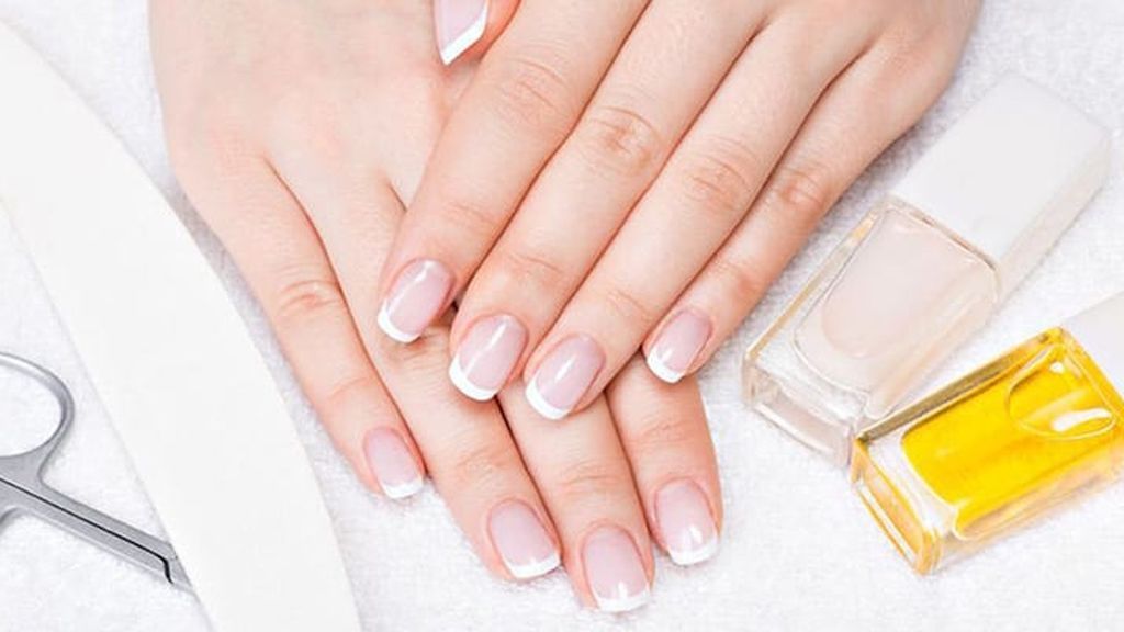 Manicura francesa: trucos para hacerla en casa.