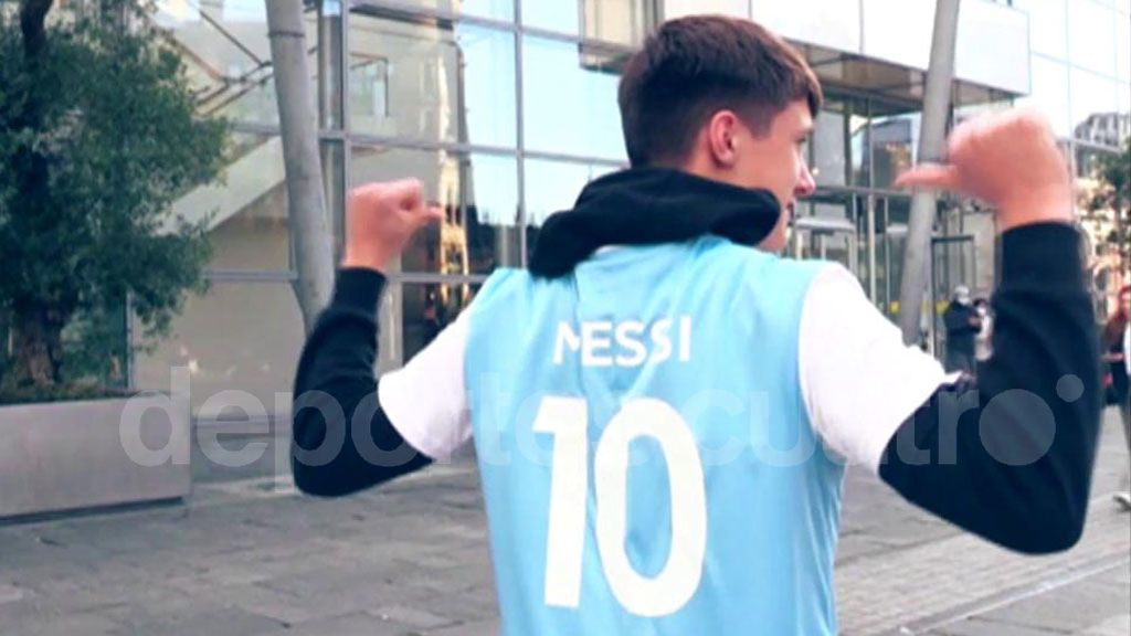 Un aficionado posa con la camiseta de Leo Messi en el City.