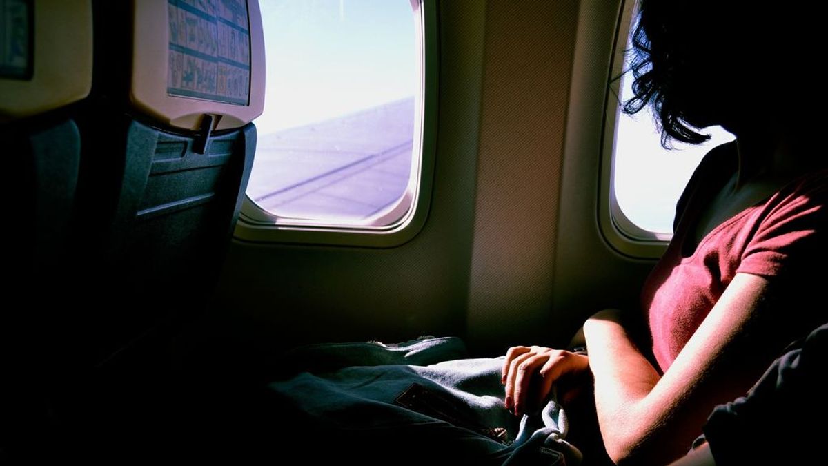 Una joven se habría infectado de coronavirus en el baño de un avión en el que viajaban 300 personas