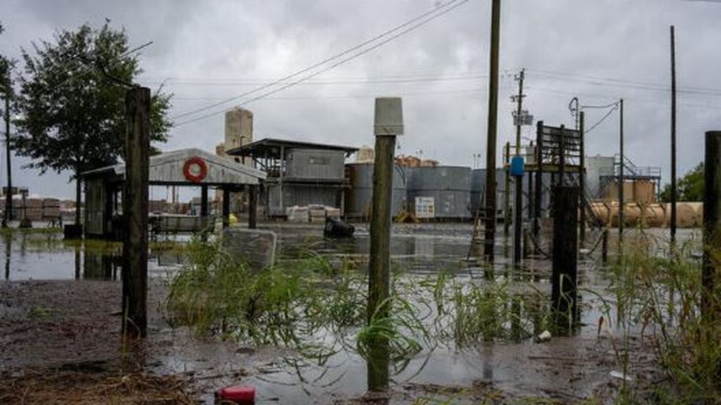 El huracán Laura toca tierra en Luisiana con categoría cuatro