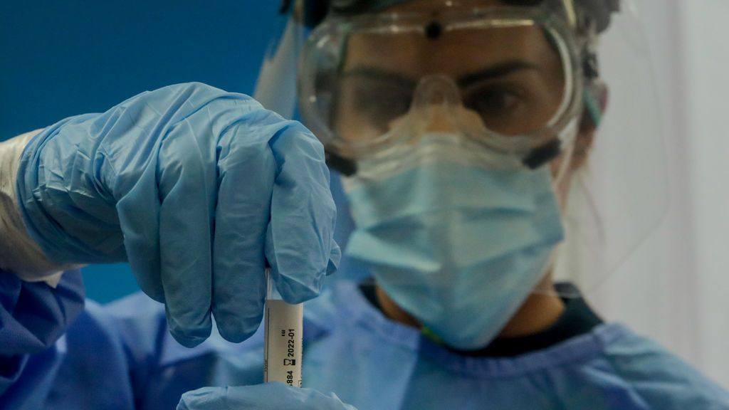 Sanitaria guarda una prueba PCR. Sanitaria guarda una prueba PCR.
