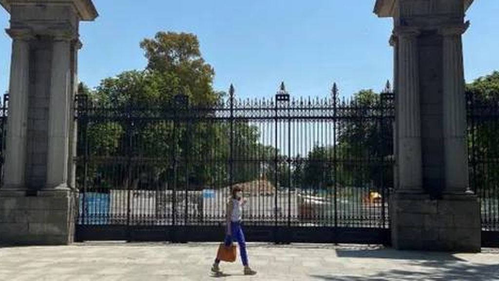 Madrid cierra sus parques por la noche y adelanta la clausura de las piscinas Madrid cierra sus parques por la noche y adelanta la clausura de las piscinas