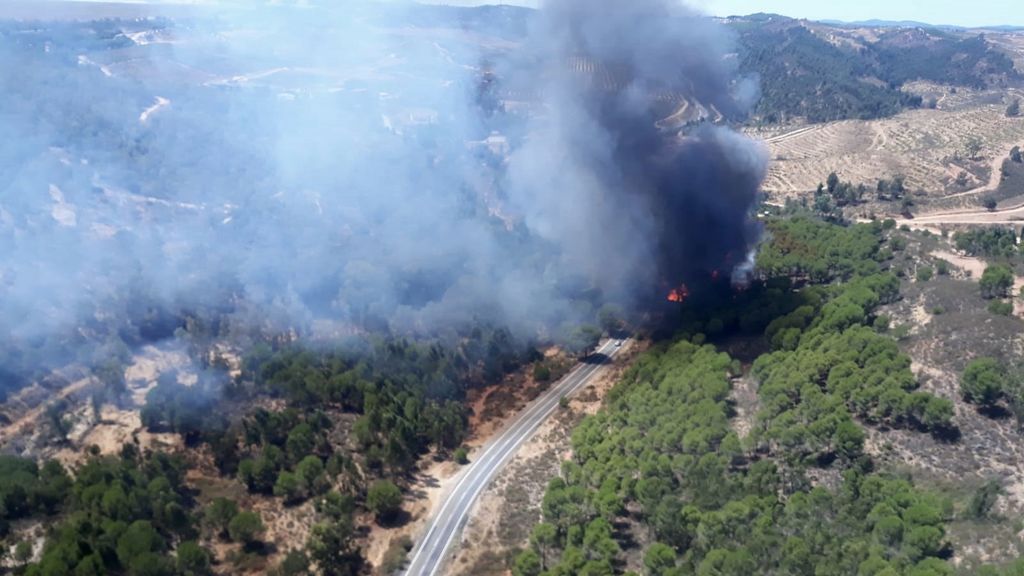 Desalojan a 200 personas de dos aldeas de Huelva por un incendio en Almonaster la Real Desalojan a 200 personas de dos aldeas de Huelva por un incendio en Almonaster la Real