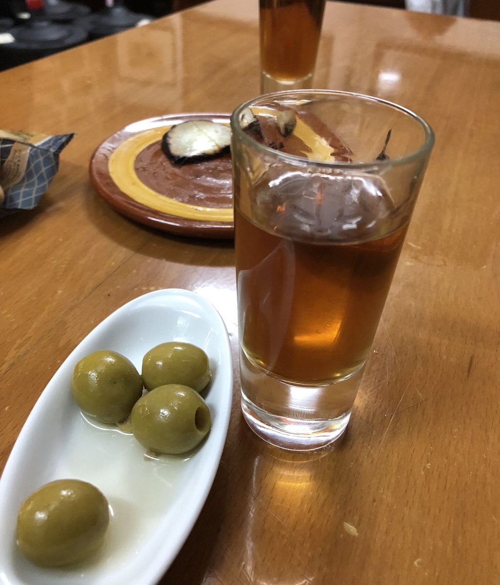 Aperitivo en taberna La manzanilla