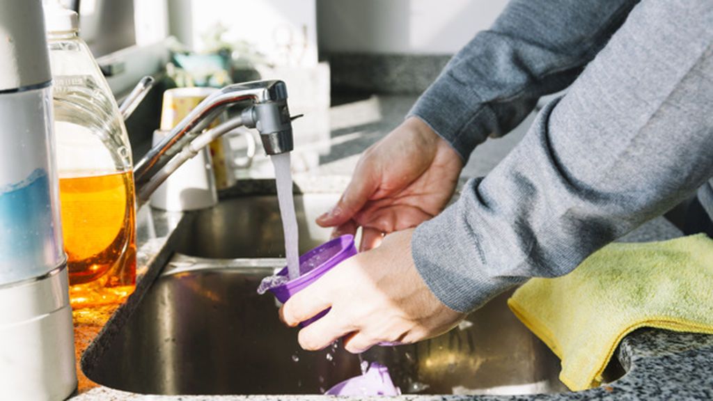 primer-plano-contenedor-lavado-manos-hombre-fregadero-cocina_23-2147878189