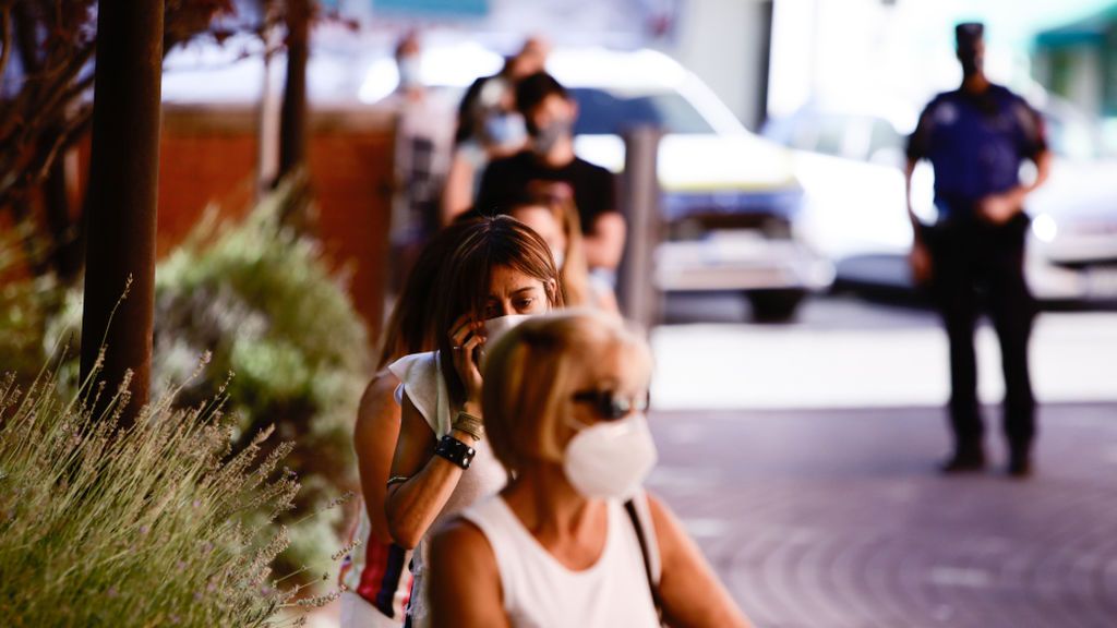 La paciencia de la policía con un hombre que se niega a ponerse la mascarilla La paciencia de la policía con un hombre que se niega a ponerse la mascarilla