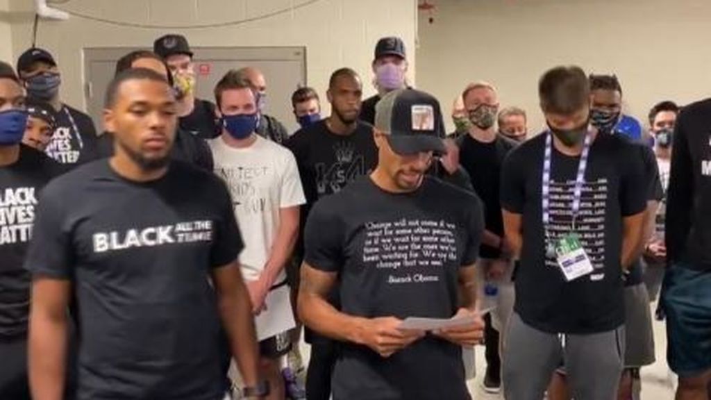 La NBA suspende todos los partidos tras el plantón de los Milwaukee Bucks en protesta por el racismo policial La NBA suspende todos los partidos tras el plantón de los Milwaukee Bucks en protesta por el racismo policial