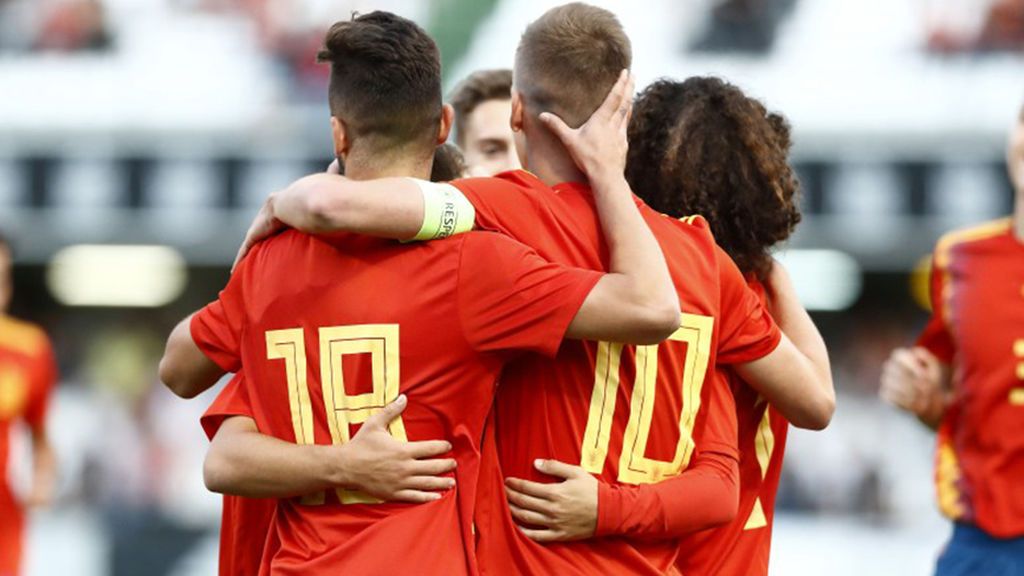 Los jugadores de la Sub-21 celebran un gol.