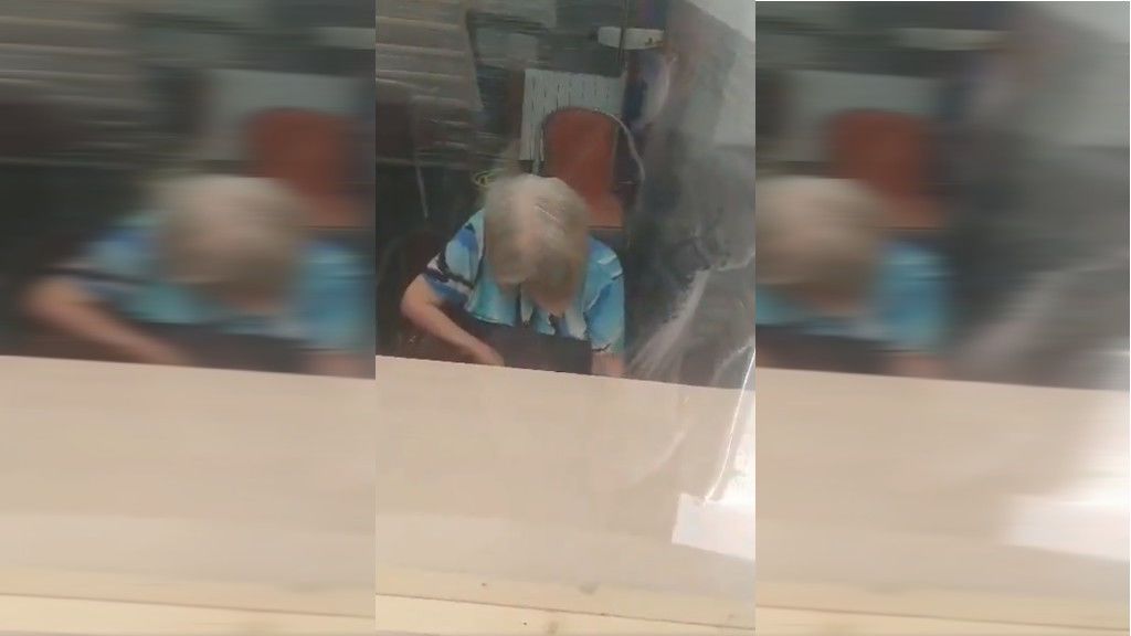 La desesperación de una mujer en un 'vis a vis' con su madre indispuesta en una residencia La desesperación de una mujer en un 'vis a vis' con su madre indispuesta en una residencia