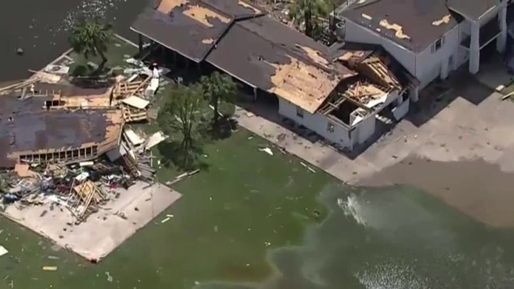 Incendio químico, casas hechas trizas e inundaciones: el después del huracán Laura