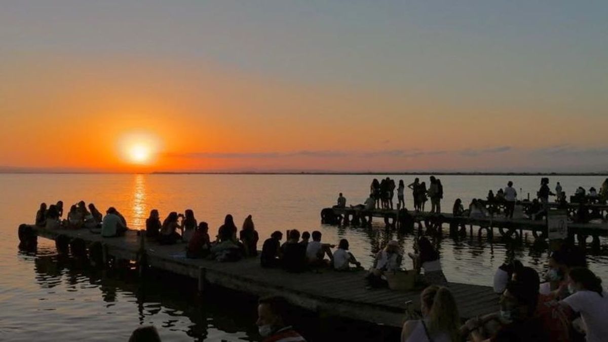 Ver un atardecer en la Albufera, una moda 'peligrosa' con grandes aglomeraciones