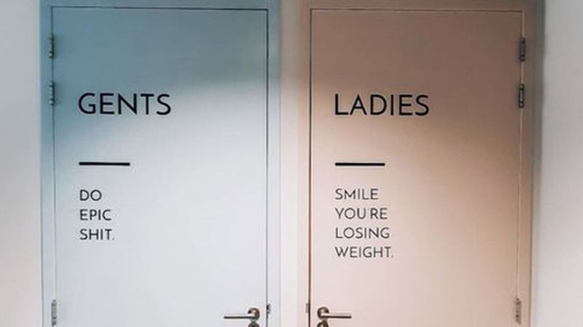 Sexismo en los baños públicos: unos rótulos se vuelven virales y desatan las críticas de los usuarios