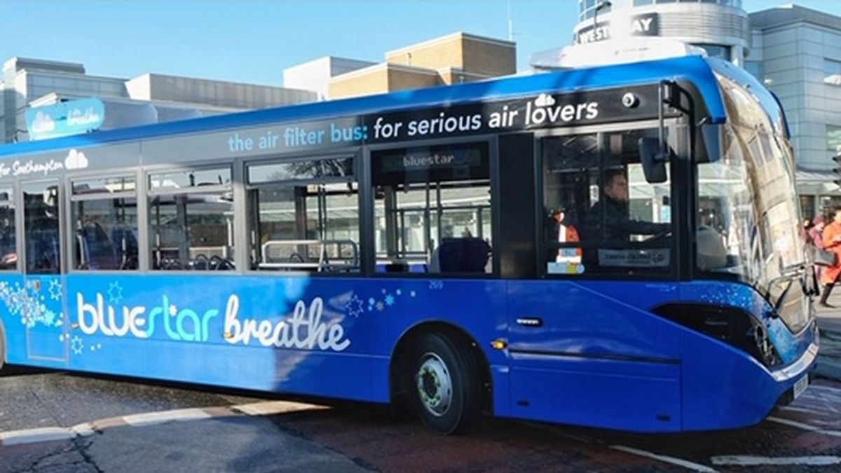 Autobuses que limpian el aire que respiran los pasajeros mientras circulan Autobuses que limpian el aire que respiran los pasajeros mientras circulan