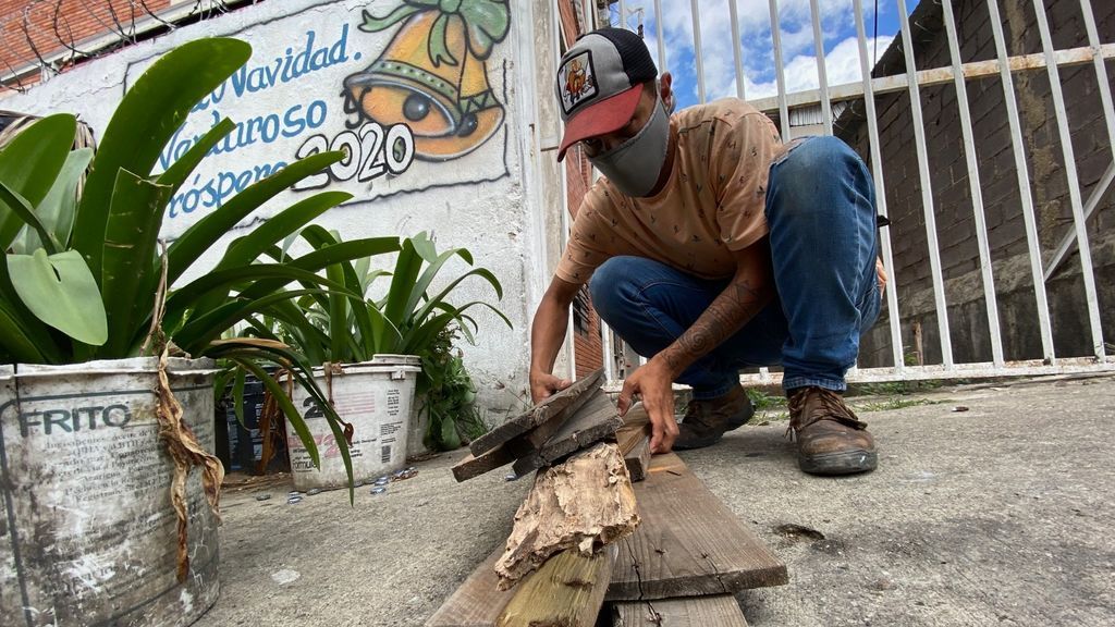 Los venezolanos cocinan con leña por la falta de gas