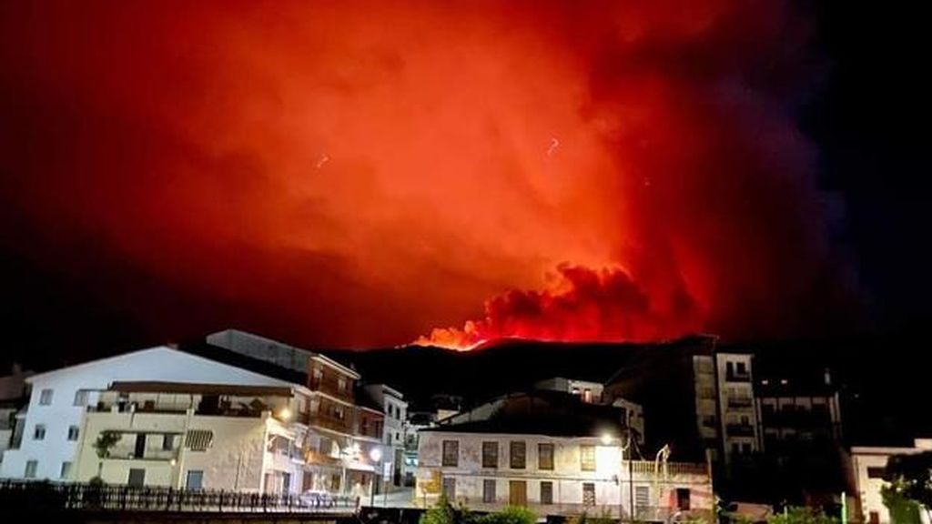 Medios del Infoex tratan de sofocar un gran incendio en el Valle del Jerte Medios del Infoex tratan de sofocar un gran incendio en el Valle del Jerte