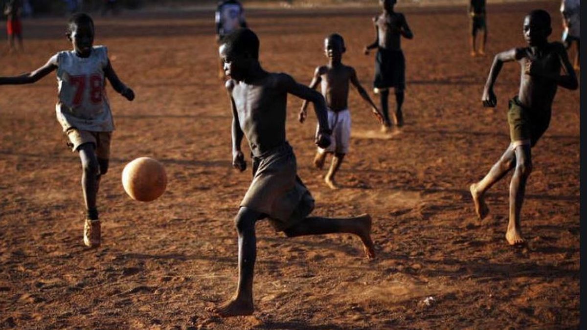 Mueren diez niños fulminados por un rayo cuando jugaban al fútbol en Uganda Mueren diez niños fulminados por un rayo cuando jugaban al fútbol en Uganda