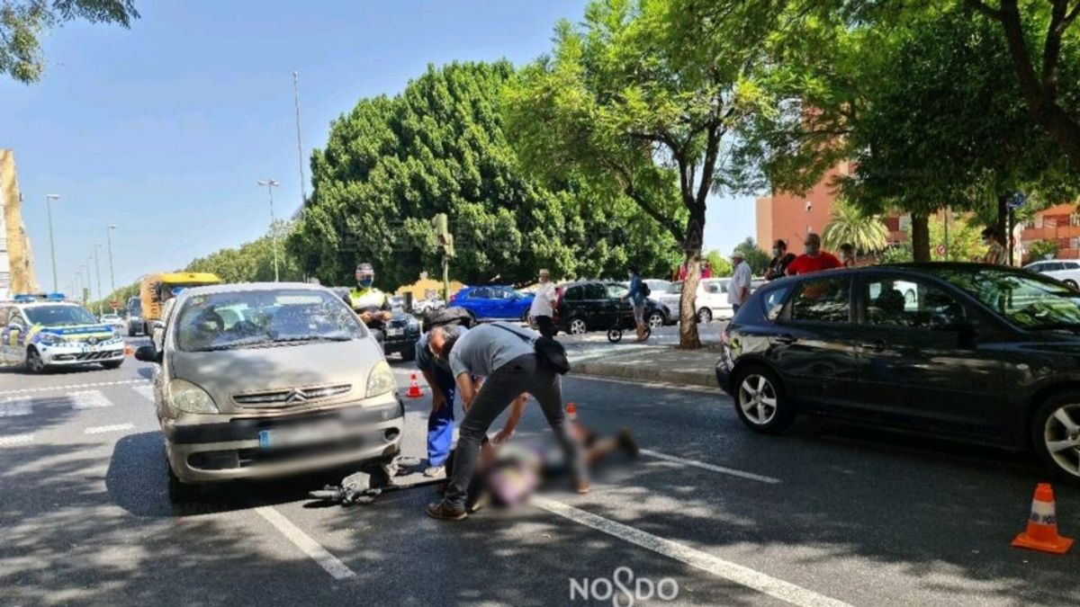 El conductor ebrio de un patinete choca contra un coche en Sevilla