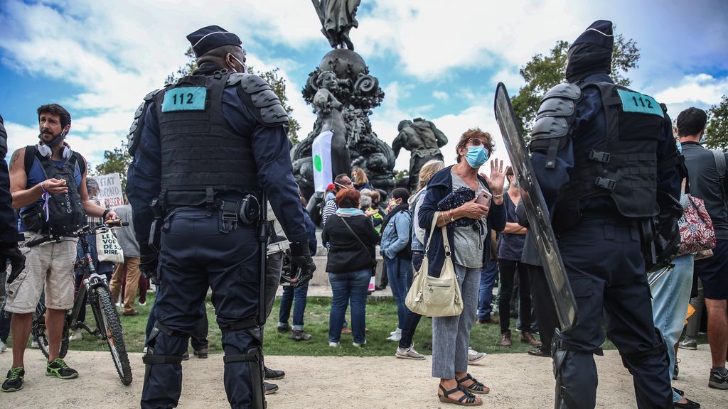 Manifestación en París contra el uso de la mascarilla