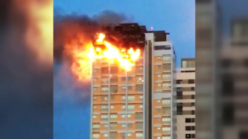 Aparatoso incendio en un edificio de viviendas de 20 plantas en Hortaleza, Madrid