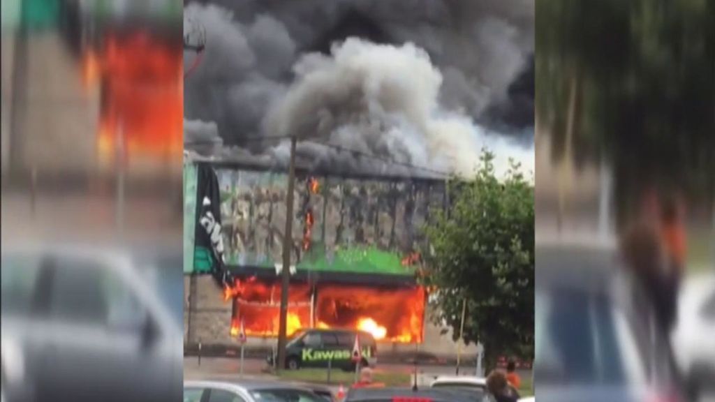 Un incendio devora un concesionario en el polígono de Llanera (Asturias): varias naves han sido desalojadas