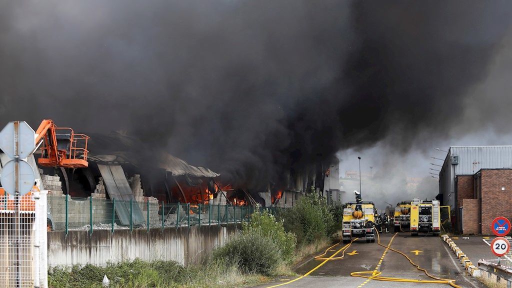 Un incendio en un polígono industrial de Llanera, en Asturias, afecta a cinco naves Un incendio en un polígono industrial de Llanera, en Asturias, afecta a cinco naves