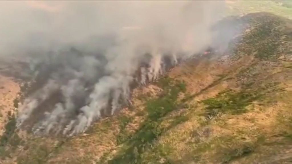 Una treintena de medios aéreos y más de 300 efectivos trabajan en los dos incendios del norte de Cáceres