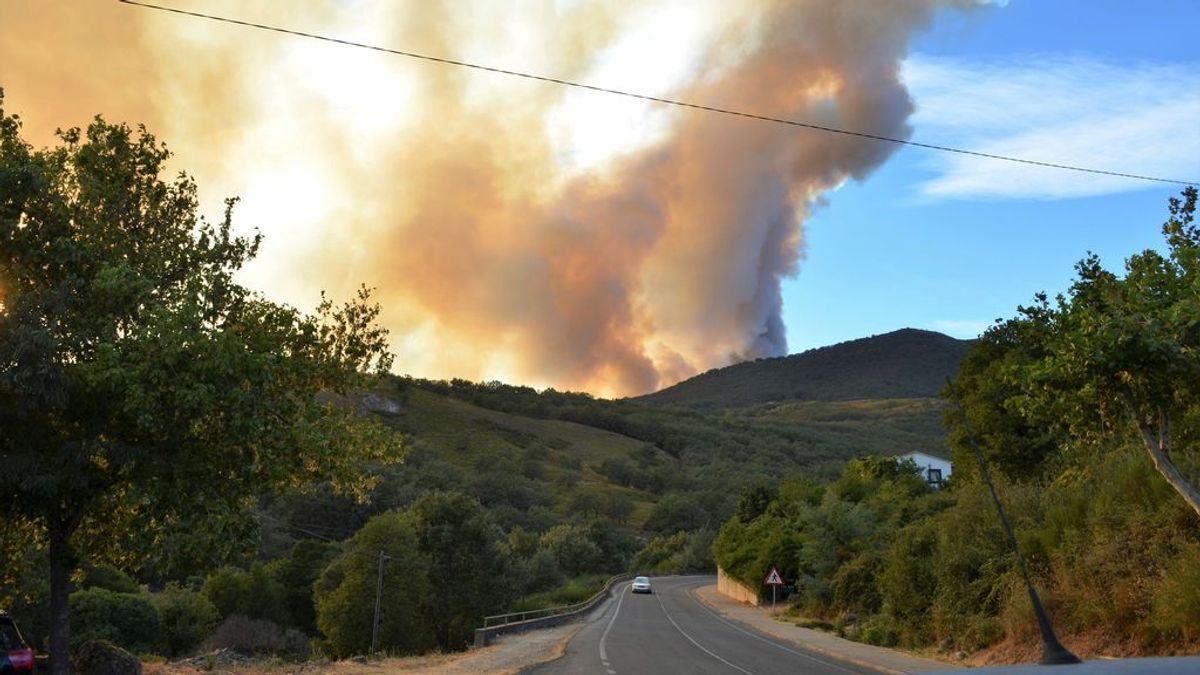 Medios terrestres, con apoyo de UME, trabajan en incendio de Valle del Jerte