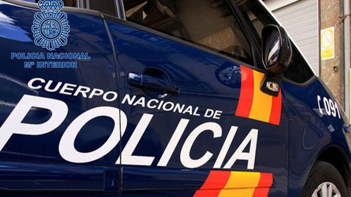 Agreden a dos policías por intervenir en una reunión de personas que no llevaban mascarilla en León Agreden a dos policías por intervenir en una reunión de personas que no llevaban mascarilla en León