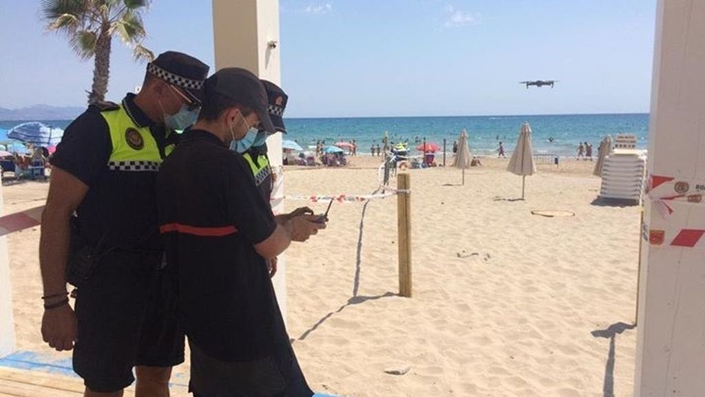 Desalojan de madrugada a 200 jóvenes en la playa del Postiguet de Alicante con un cadena humana de policías Desalojan de madrugada a 200 jóvenes en la playa del Postiguet de Alicante con un cadena humana de policías