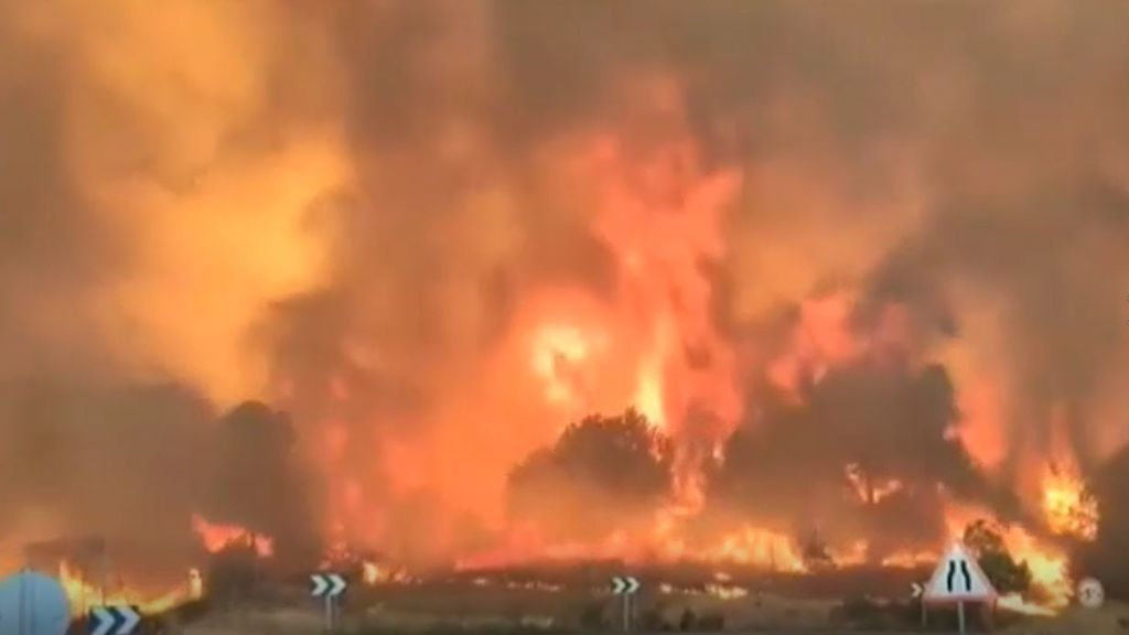 Asciende a 490 el número de personas desalojadas por el incendio de Almonaster la Real, Huelva