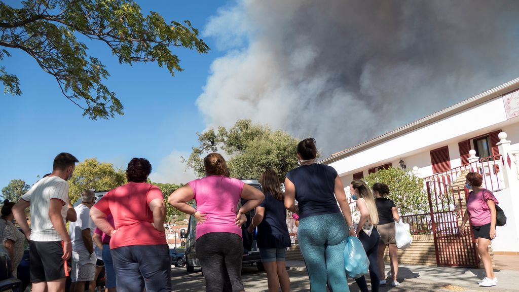 Incendio forestal en Almonaster, Huelva: 2.400 personas han tenido que ser desalojadas