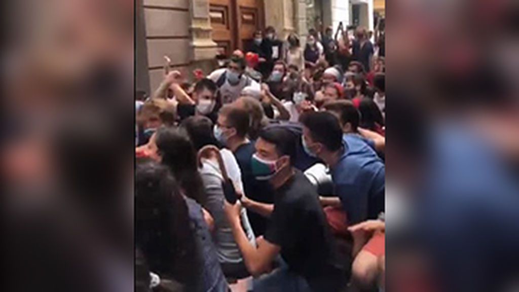 Fiesta mayor con aglomeraciones y sin medidas de seguridad en Vilafranca del Penedès Fiesta mayor con aglomeraciones y sin medidas de seguridad en Vilafranca del Penedès