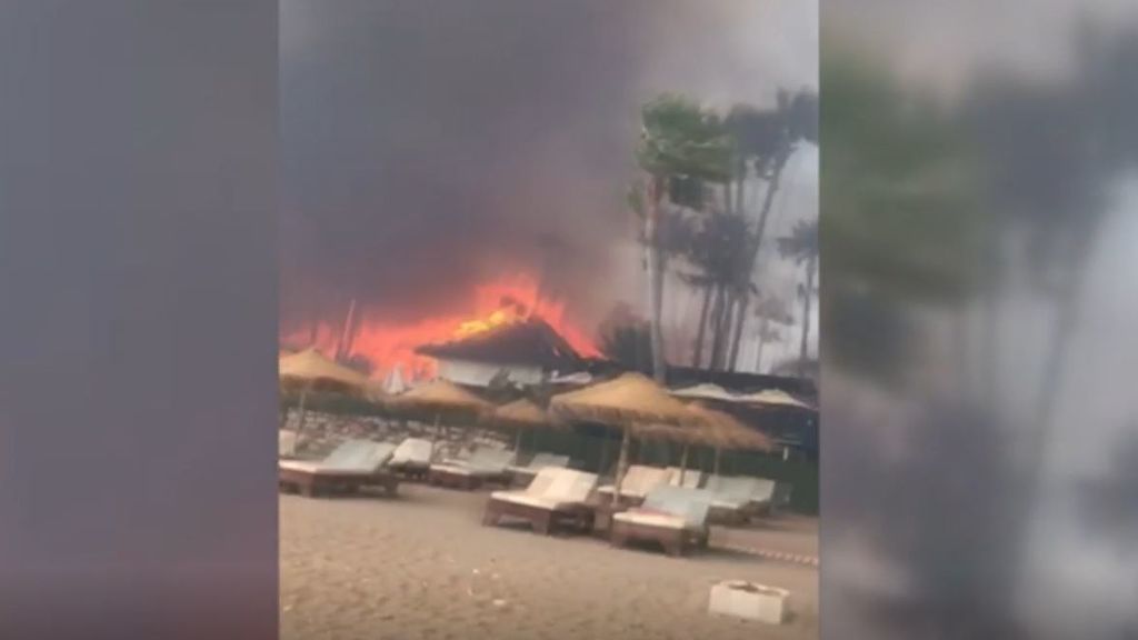 Activado el nivel 1 en el incendio declarado en Estepona: las llamas arrasan con chiringuitos y complejos hoteleros