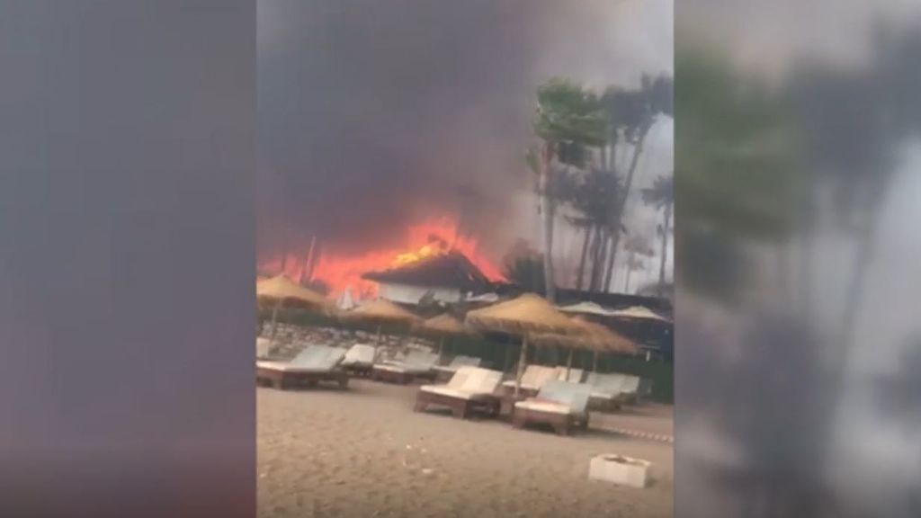 Un incendio arrasa con un complejo turístico de Estepona