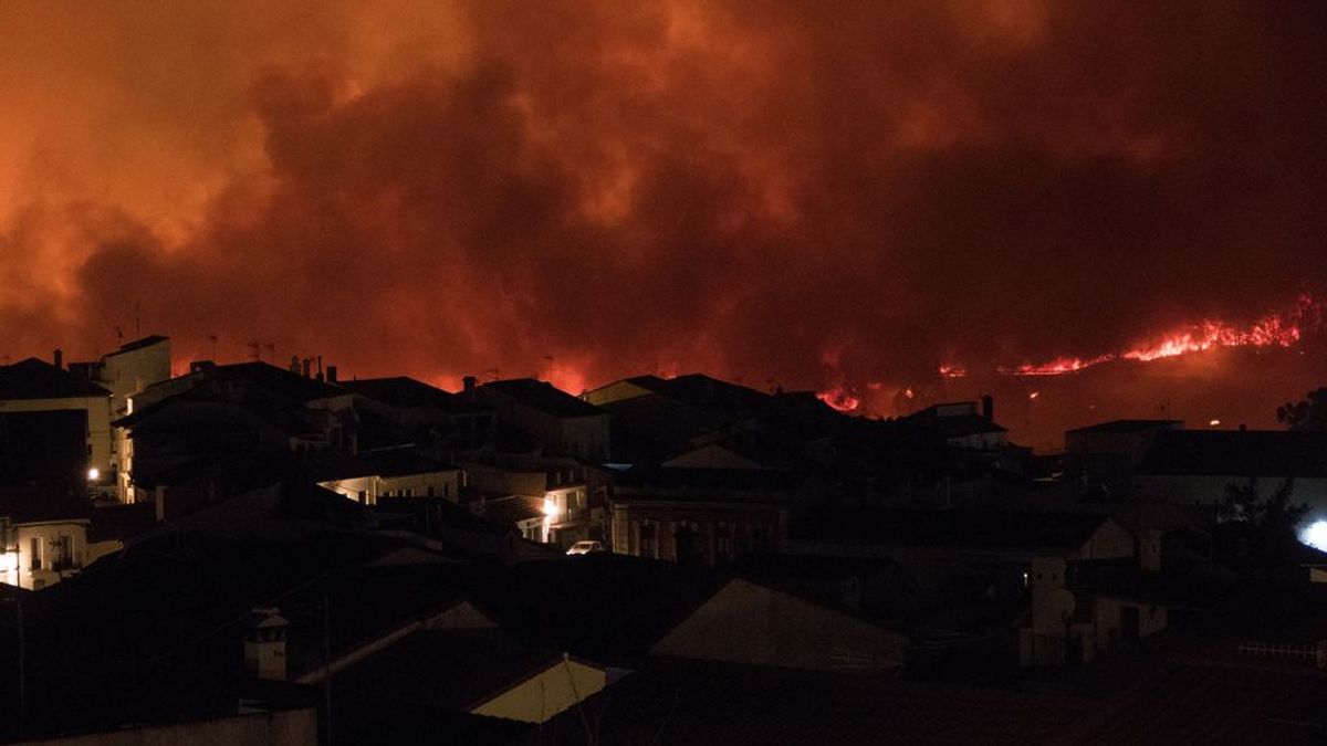 Medios aéreos y refuerzo de la UME se incorporan a incendio sierra de Huelva