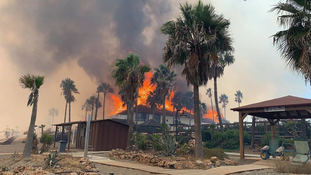 El incendio de Estepona arrasando con chiringuitos