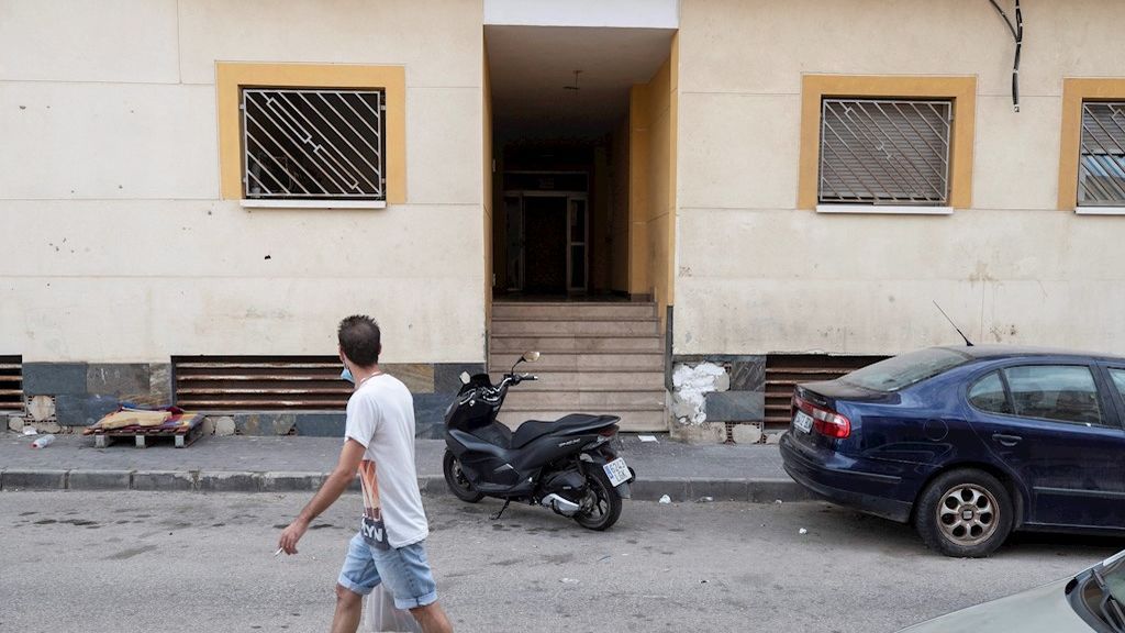 Detenido el hombre que se dio a la fuga tras asesinar a puñaladas a su mujer en la localidad murciana de Águilas Detenido el hombre que se dio a la fuga tras asesinar a puñaladas a su mujer en la localidad murciana de Águilas