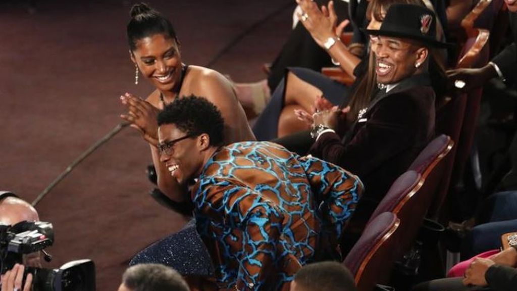 Chadwick Boseman y su novia en una entrega de premios