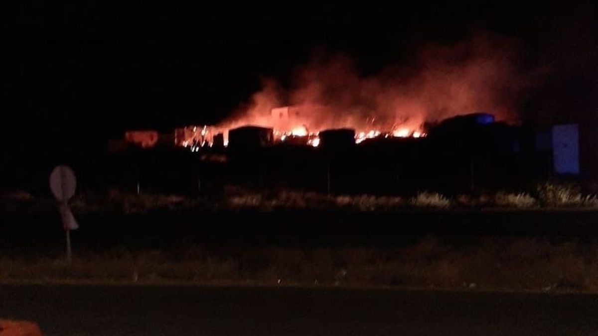 Calcinadas varias chabolas tras el incendio en un asentamiento de Lepe, en Huelva Calcinadas varias chabolas tras el incendio en un asentamiento de Lepe, en Huelva