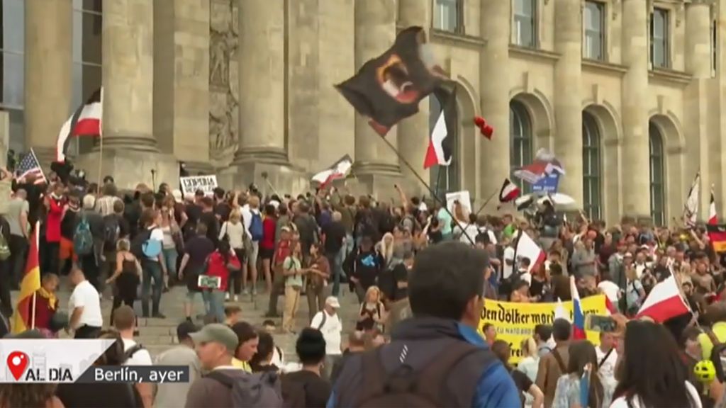 Intentan asaltar el Reichstag durante la manifestación negacionista del coronavirus en Berlín