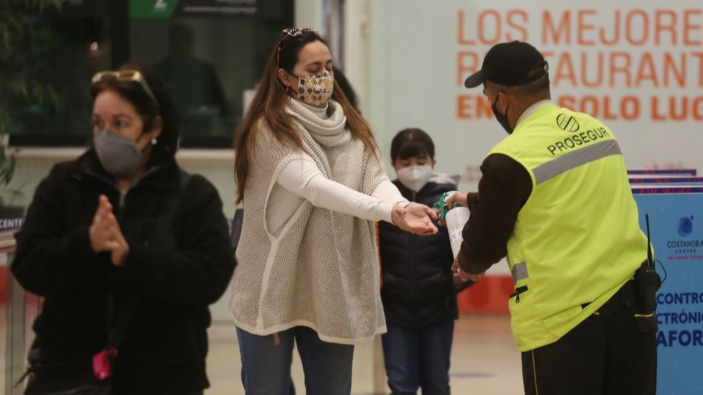 Chile anuncia que ocho territorios avanzarán en el plan de desconfinamiento