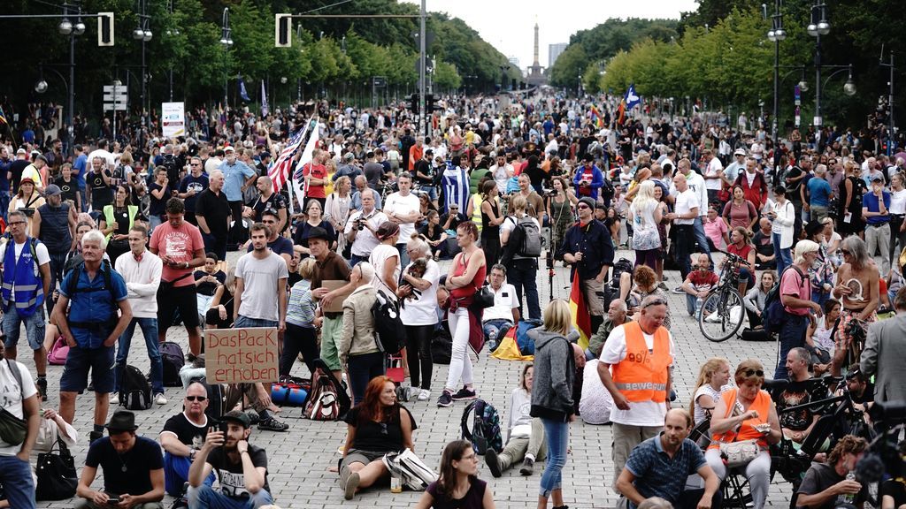 Los negacionistas de la pandemia vuelven a manifestarse este domingo en las calles de Berlín Los negacionistas de la pandemia vuelven a manifestarse este domingo en las calles de Berlín